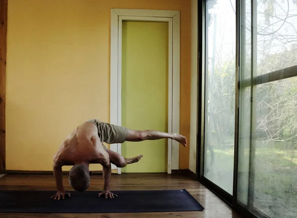 Yoga Lesson Man Practices Yoga Home — Stockfoto