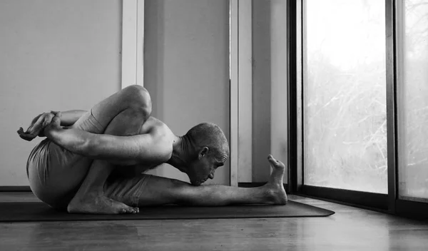 Yoga Lesson Man Practices Yoga Home — Fotografia de Stock