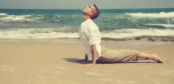 Yoga Lesson Man Practices Yoga Sea — Zdjęcie stockowe