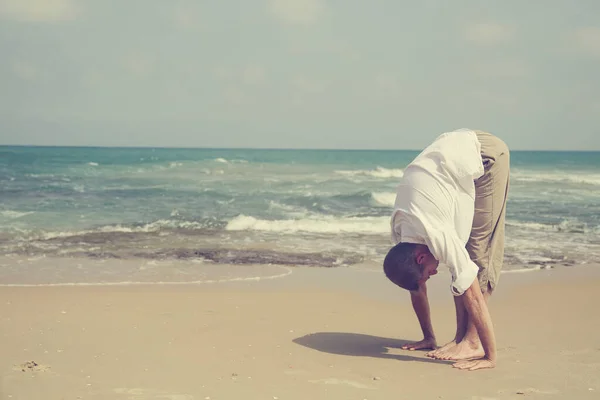 Yoga Lesson Man Practices Yoga Sea — Stockfoto
