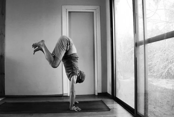 Cours Yoga Homme Pratique Yoga Maison — Photo