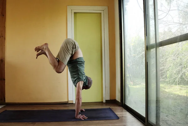 Yoga Lesson Man Practices Yoga Home — Fotografia de Stock