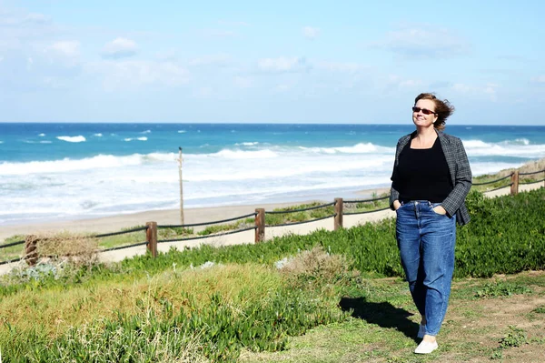 Portret Van Een Vrolijke Echte Jarige Vrouw Aan Kust — Stockfoto