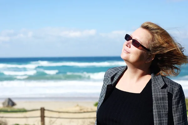 幸せと現実の肖像画45歳の女性で海岸 — ストック写真
