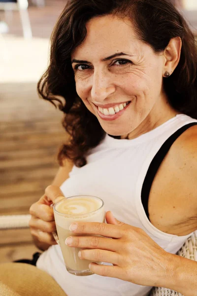 Kobieta Siedzi Letniej Kawiarni Plaży — Zdjęcie stockowe
