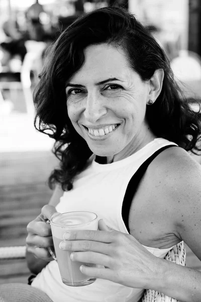 Donna Seduta Nel Caffè Estivo Sulla Spiaggia — Foto Stock