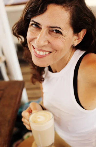 Vrouw Zit Zomer Cafe Het Strand — Stockfoto