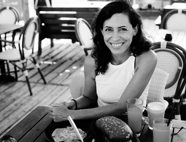 Mujer Está Sentada Cafetería Verano Playa —  Fotos de Stock