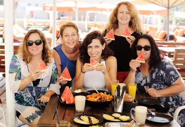 Kvinnors Bästa Vänner Sitter Sommarcaféet Stranden — Stockfoto