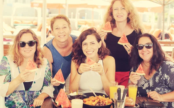 Ženy Nejlepší Přátelé Sedí Letní Kavárně Pláži — Stock fotografie