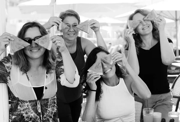 Mujeres Mejores Amigos Sentados Cafetería Verano Playa — Foto de Stock