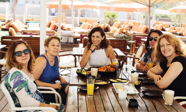 Vrouwen Beste Vrienden Zitten Zomer Cafe Het Strand — Stockfoto