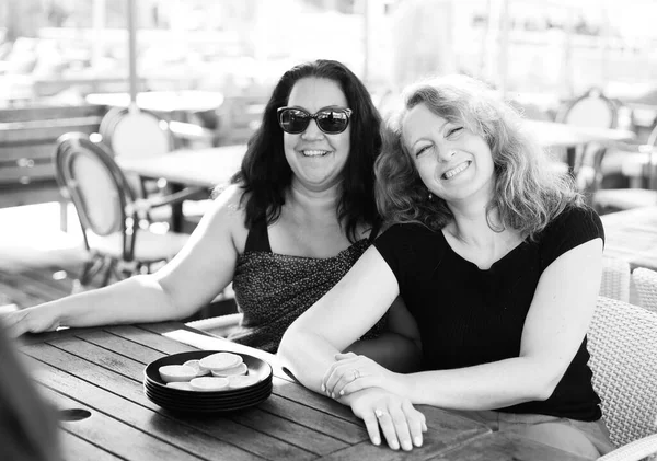 Femme Est Assis Dans Café Été Sur Plage — Photo