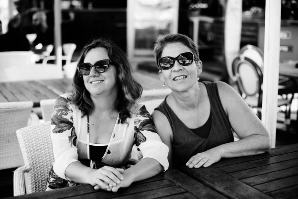 Vrouwen Beste Vrienden Zitten Zomer Cafe Het Strand — Stockfoto