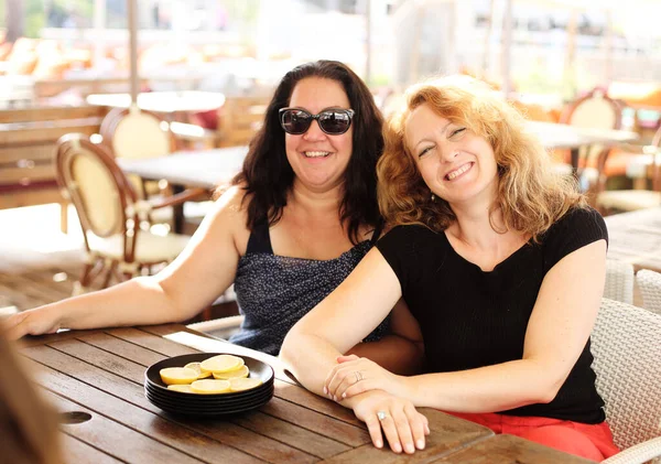 Mujer Está Sentada Cafetería Verano Playa — Foto de Stock