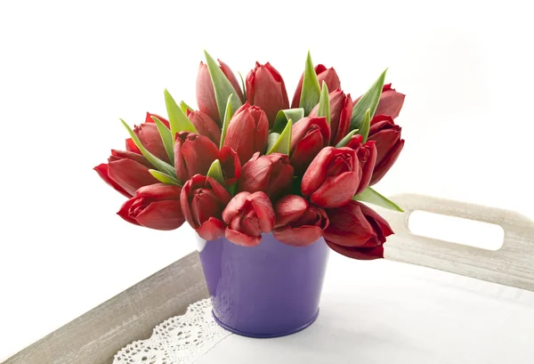 Strauß roter Tulpen auf weißem Hintergrund — Stockfoto