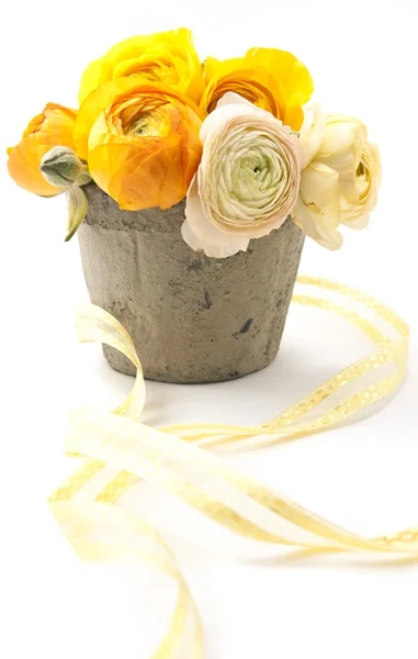 Blomsterarrangemang av gult och en orange ranunculus — Stockfoto