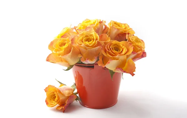 Оранжевые розы в плетеной корзине на белом фоне — стоковое фото