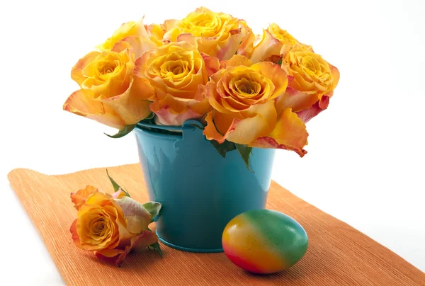 Rose arancioni in un cestino di vimini su sfondo bianco — Foto Stock