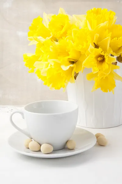 Bukett av gula narcisser på bordet — Stockfoto