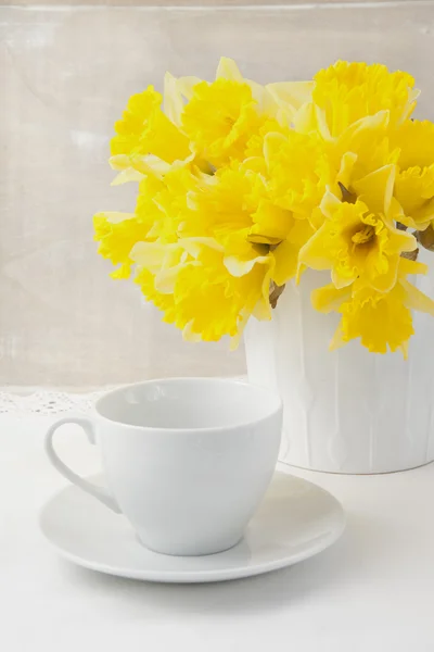 Buquê de narciso amarelo na mesa — Fotografia de Stock