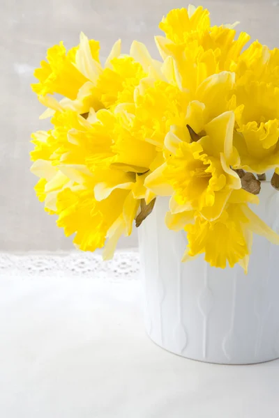 테이블에 노란색 수 선화 꽃다발 — 스톡 사진