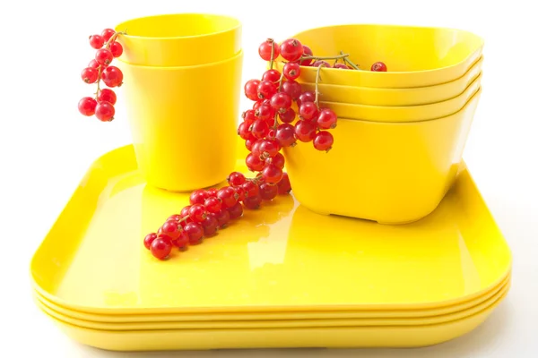 Groseilles rouges dans un plat jaune — Photo