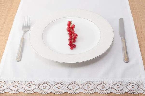 Grosella roja sobre la mesa — Foto de Stock