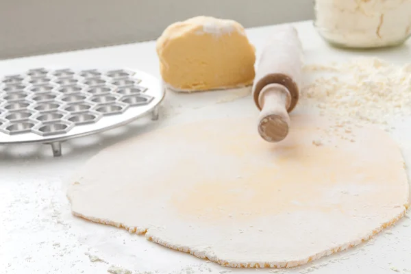 Manufacturing process Russian dumplings — Stockfoto