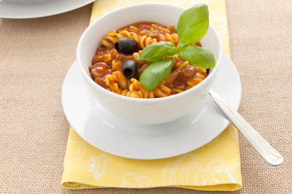 Dikke soep met pasta en tomaten — Stockfoto