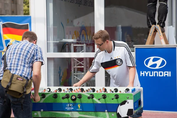 Fotbollar fotboll kul park nära Brandenburger Tor i berlin — Stockfoto