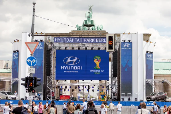 Fútbol fútbol parque de atracciones cerca de la Puerta de Brandeburgo en Berlín —  Fotos de Stock