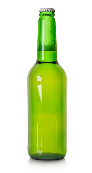 Bier in een groene fles geïsoleerd — Stockfoto