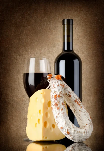 Vinho, salame e queijo — Fotografia de Stock