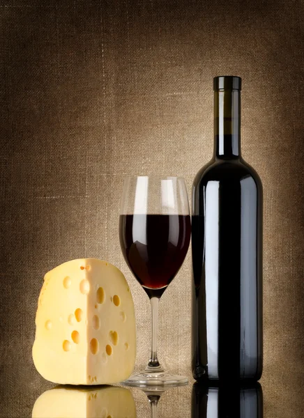 Vinho tinto e queijo — Fotografia de Stock