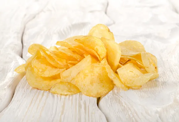 Cartofi chips-uri pe o masă — Fotografie, imagine de stoc