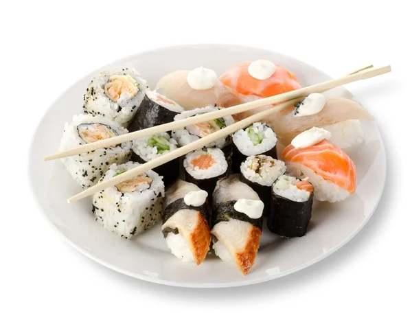 Rouleaux et sushis dans une assiette — Photo