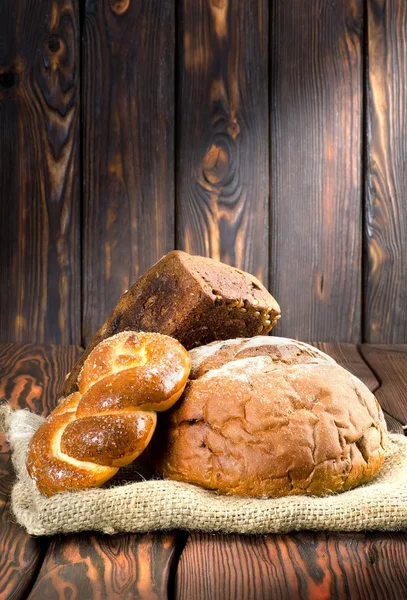 Pão em tábuas de madeira — Fotografia de Stock