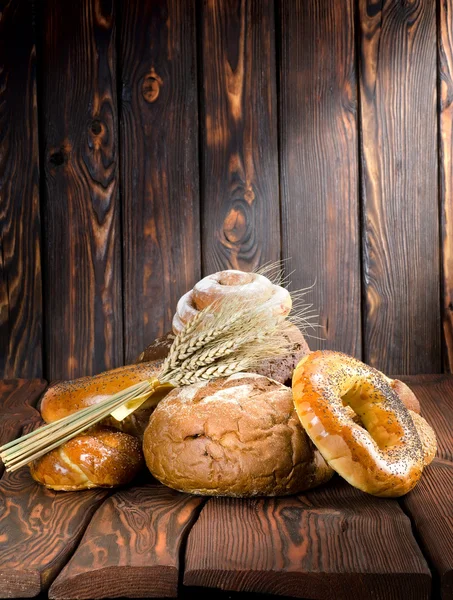 Pão em um velho tábuas de madeira — Fotografia de Stock