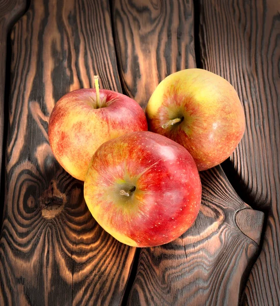 Pommes rouges sur la table en bois — Photo