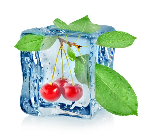 Cubo de hielo y cereza — Foto de Stock