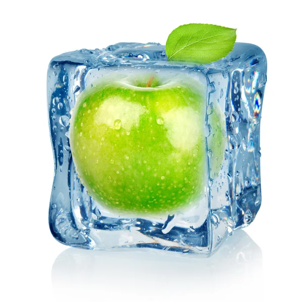 Cubo de gelo e maçã — Fotografia de Stock