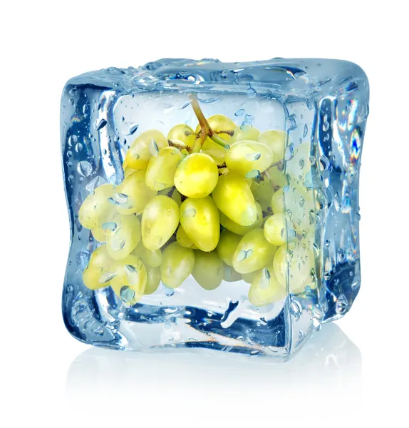 Cubo de gelo e uvas verdes — Fotografia de Stock