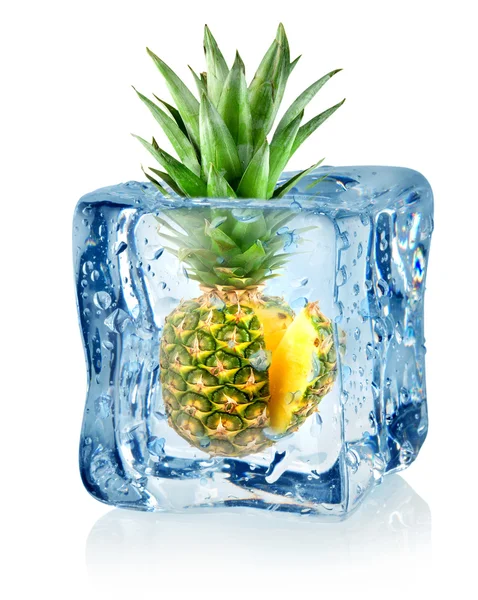 Cubo de hielo y piña — Foto de Stock