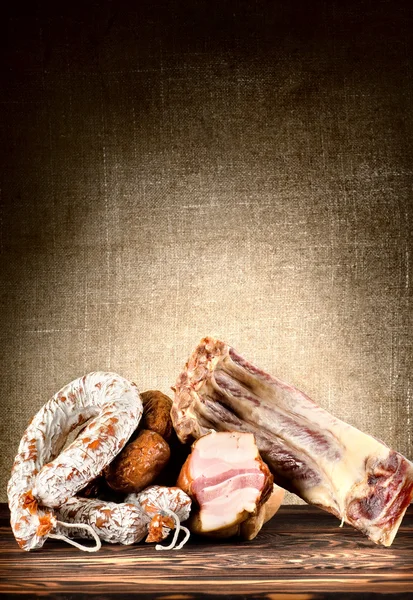 Fleisch auf dem Tisch — Stockfoto