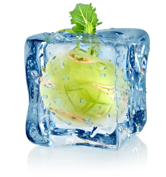 Ice cube i kalarepa — Zdjęcie stockowe