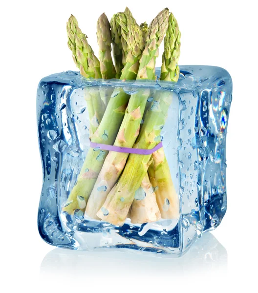 Cubo di ghiaccio e asparagi — Foto Stock