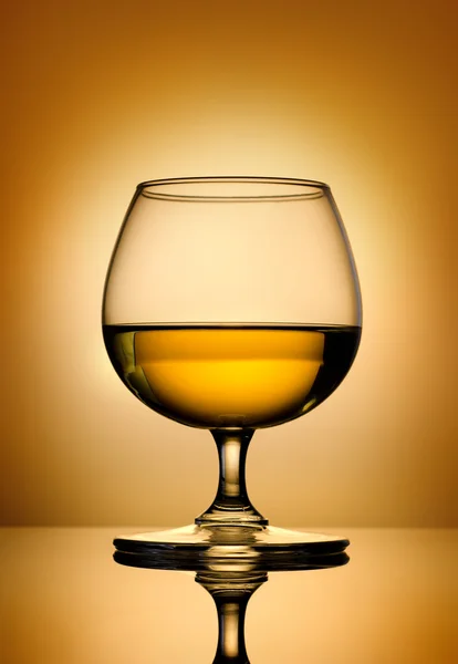 Brandy op een gouden achtergrond — Stockfoto