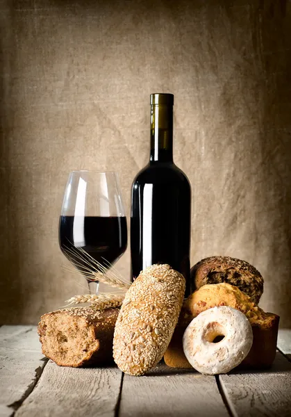 Wine and assortment of bread — Stock Photo, Image