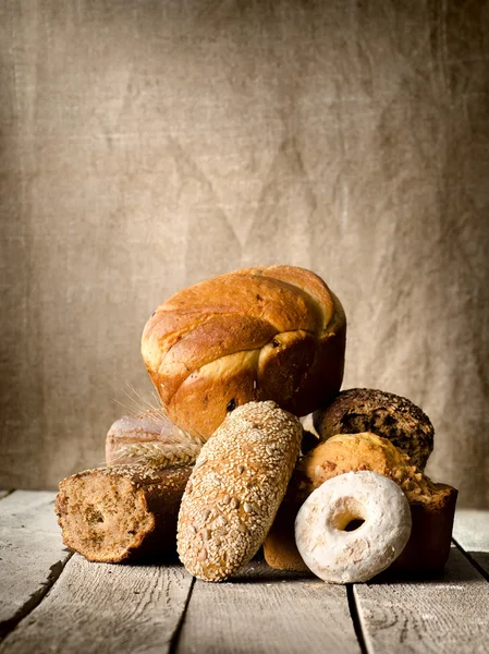 Хлеб на старом столе — стоковое фото
